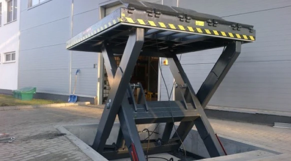 Montaż podnośnika nożycowego dla przemysłu